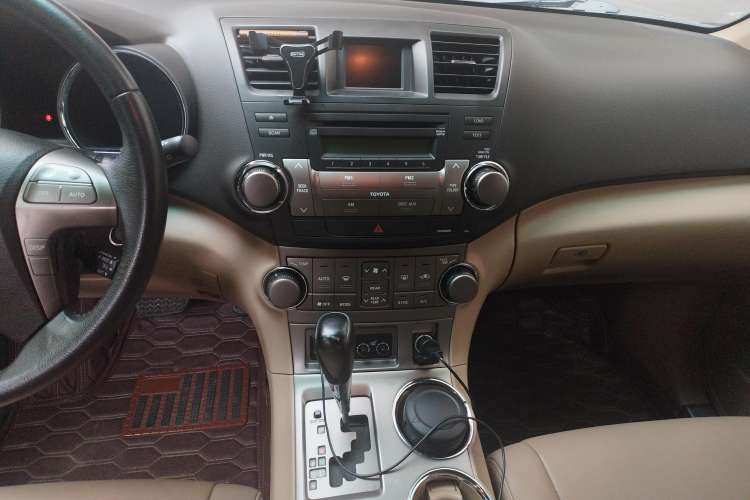 Used Toyota Highlander 2011 2.7L Two-Wheel Drive 7-Seater Luxury Edition Audio And AC Panel