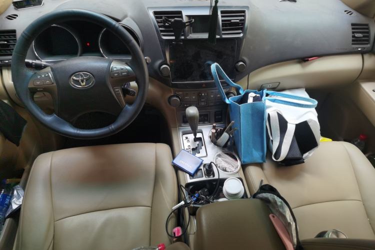 Used Toyota Highlander 2011 2.7L Two-Wheel Drive 7-Seater Luxury Edition Center Console