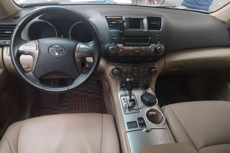 Used Toyota Highlander 2011 2.7L Two-Wheel Drive 7-Seater Luxury Edition Center Console
