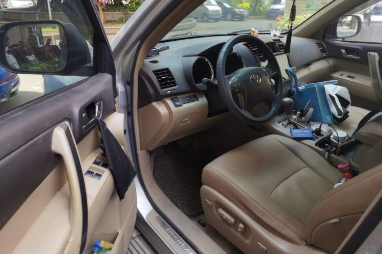 Used Toyota Highlander 2011 2.7L Two-Wheel Drive 7-Seater Luxury Edition Driver Seat