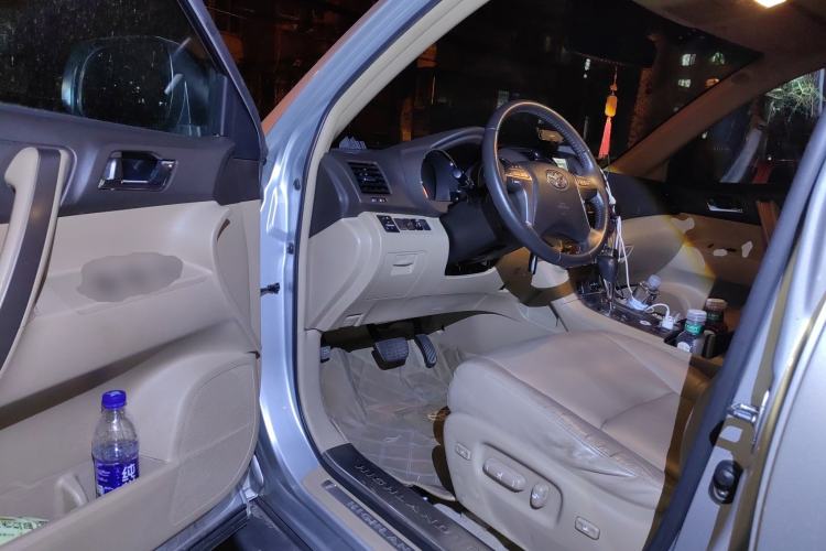 Used Toyota Highlander 2011 2.7L Two-Wheel Drive 7-Seater Luxury Edition Driver Seat