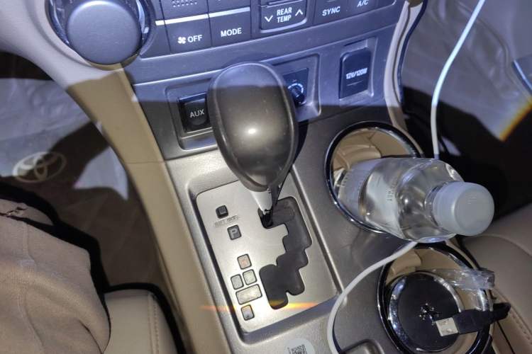 Used Toyota Highlander 2011 2.7L Two-Wheel Drive 7-Seater Luxury Edition Gear Lever