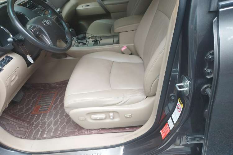 Used Toyota Highlander 2011 2.7L Two-Wheel Drive 7-Seater Luxury Edition Left Front Seat