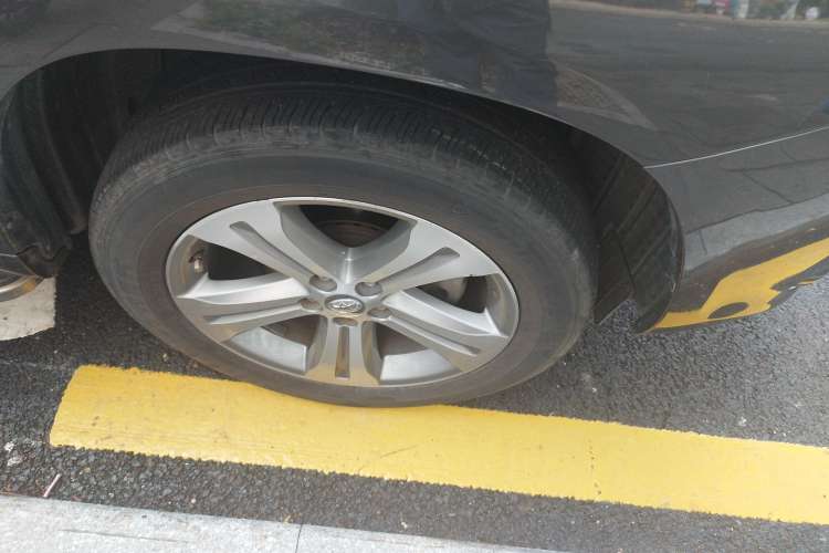 Used Toyota Highlander 2011 2.7L Two-Wheel Drive 7-Seater Luxury Edition Left Front Wheel Hub