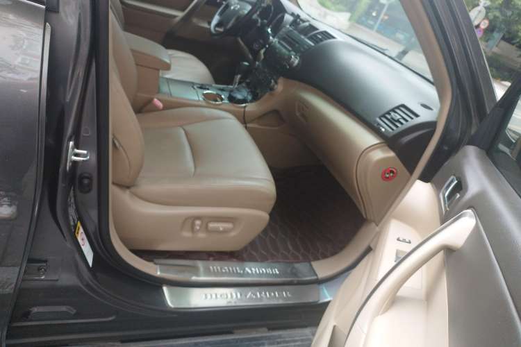 Used Toyota Highlander 2011 2.7L Two-Wheel Drive 7-Seater Luxury Edition Right Front Seat