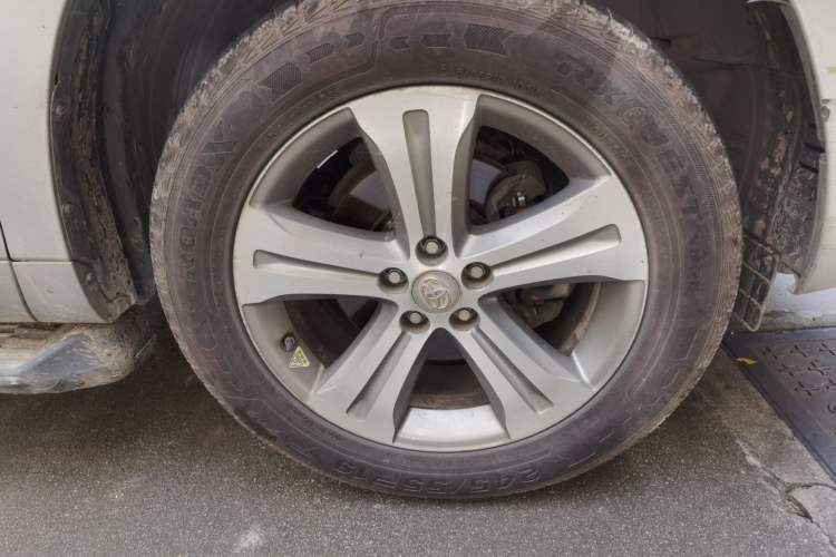 Used Toyota Highlander 2011 2.7L Two-Wheel Drive 7-Seater Luxury Edition Right Front Wheel Hub