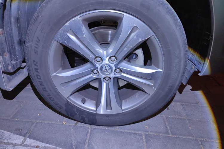 Used Toyota Highlander 2011 2.7L Two-Wheel Drive 7-Seater Luxury Edition Right Front Wheel Hub