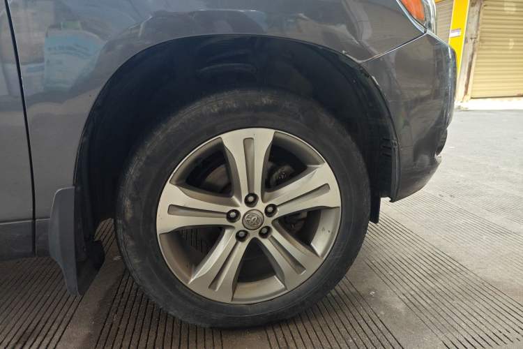 Used Toyota Highlander 2011 2.7L Two-Wheel Drive 7-Seater Luxury Edition Right Front Wheel Hub