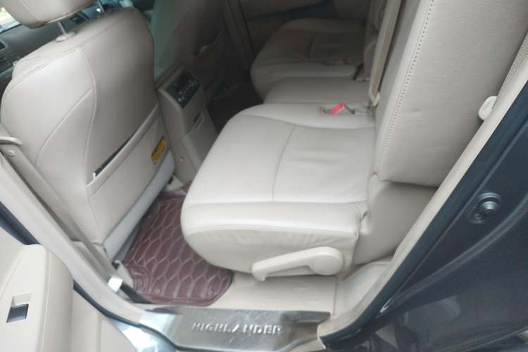 Used Toyota Highlander 2011 2.7L Two-Wheel Drive 7-Seater Luxury Edition Right Rear Seat