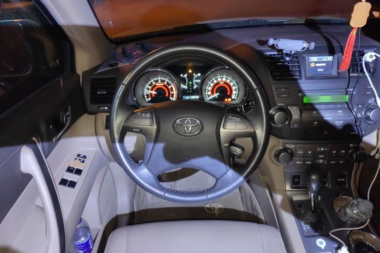 Used Toyota Highlander 2011 2.7L Two-Wheel Drive 7-Seater Luxury Edition Steering Wheel