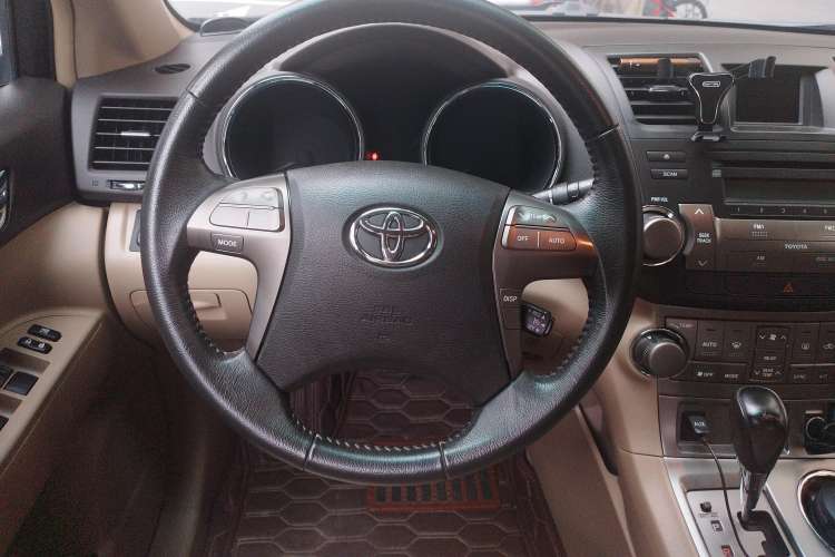 Used Toyota Highlander 2011 2.7L Two-Wheel Drive 7-Seater Luxury Edition Steering Wheel