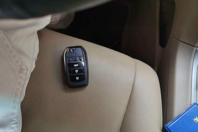 Used Toyota Highlander 2011 2.7L Two-Wheel Drive 7-Seater Luxury Edition Vehicle Key