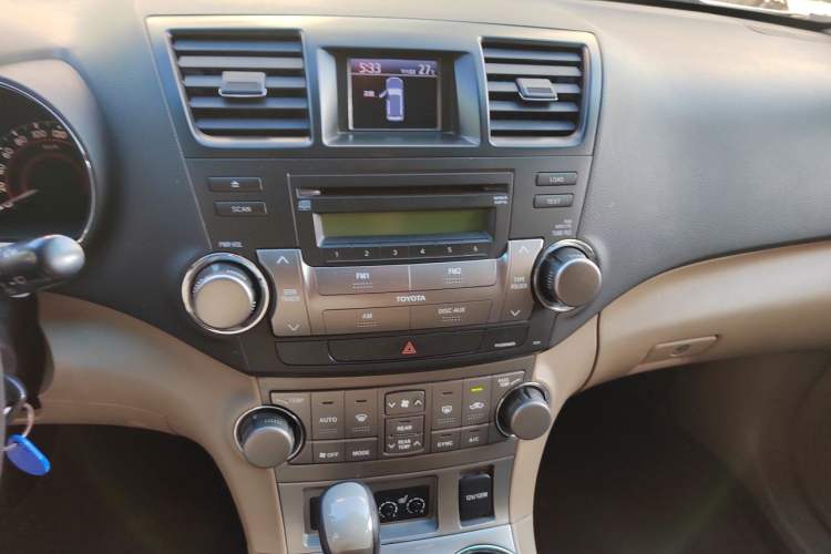 Used Toyota Highlander 2011 2.7L Two-Wheel Drive 7-Seater Luxury Edition Audio And AC Panel
