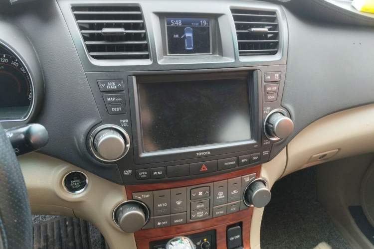 Used Toyota Highlander 2011 2.7L Two-Wheel Drive 7-Seater Supreme Edition Audio And AC Panel