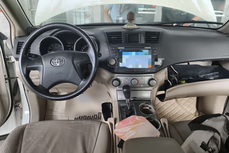 Used Toyota Highlander 2011 2.7L Two-Wheel Drive 7-Seater Elite Edition Center Console