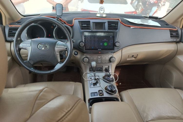 Used Toyota Highlander 2011 2.7L Two-Wheel Drive 7-Seater Luxury Edition Center Console