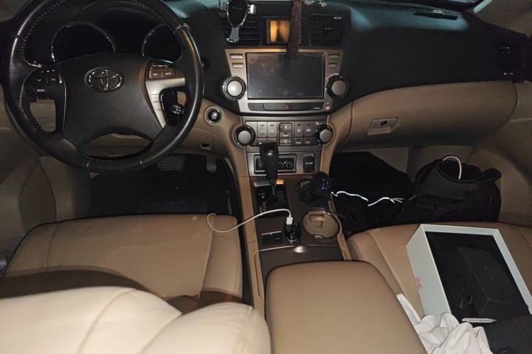 Used Toyota Highlander 2011 2.7L Two-Wheel Drive 7-Seater Luxury Edition Center Console