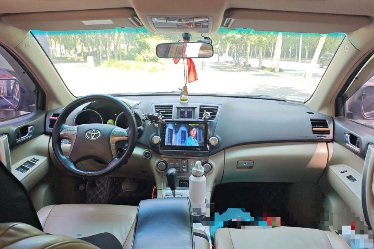 Used Toyota Highlander 2011 2.7L Two-Wheel Drive 7-Seater Luxury Edition Center Console