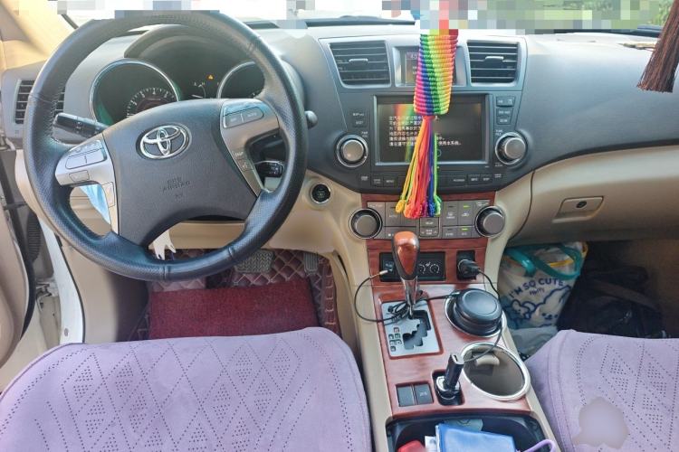 Used Toyota Highlander 2011 2.7L Two-Wheel Drive 7-Seater Supreme Edition Center Console
