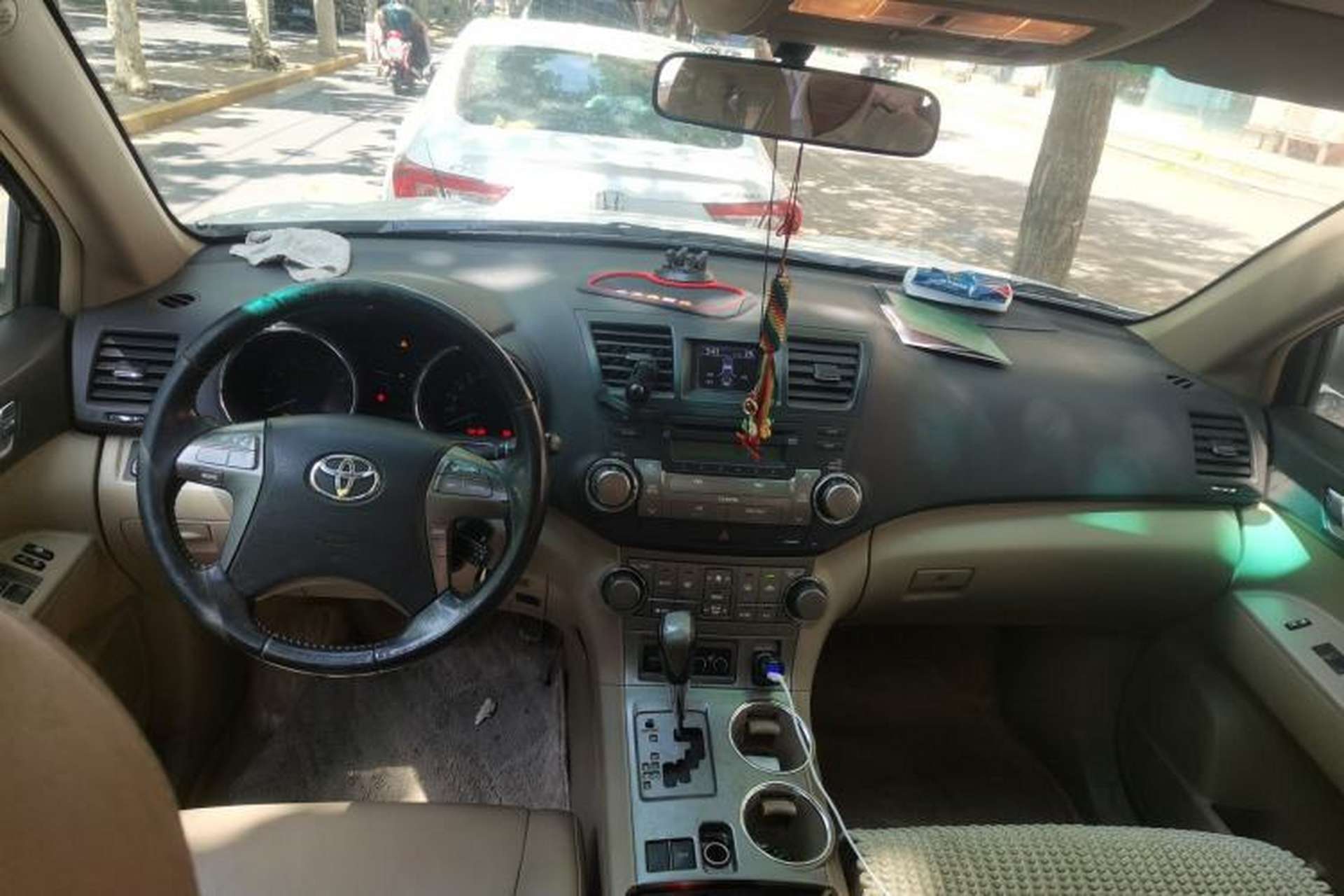 Used Toyota Highlander 2011 2.7L Two-Wheel Drive 7-Seater Luxury Edition Center Console