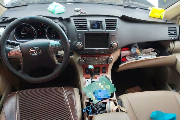 Used Toyota Highlander 2011 2.7L Two-Wheel Drive 7-Seater Supreme Edition Center Console