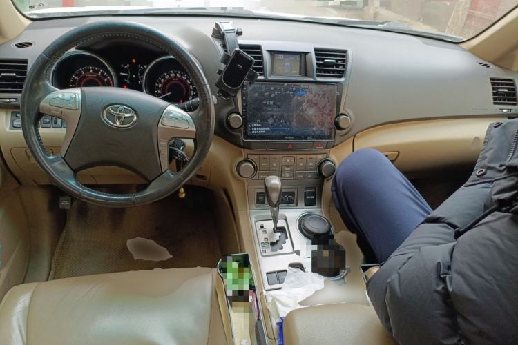 Used Toyota Highlander 2011 2.7L Two-Wheel Drive 7-Seater Luxury Navigation Edition Center Console