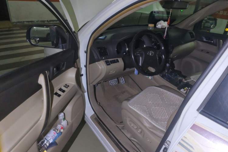 Used Toyota Highlander 2011 2.7L Two-Wheel Drive 7-Seater Luxury Edition Driver Seat