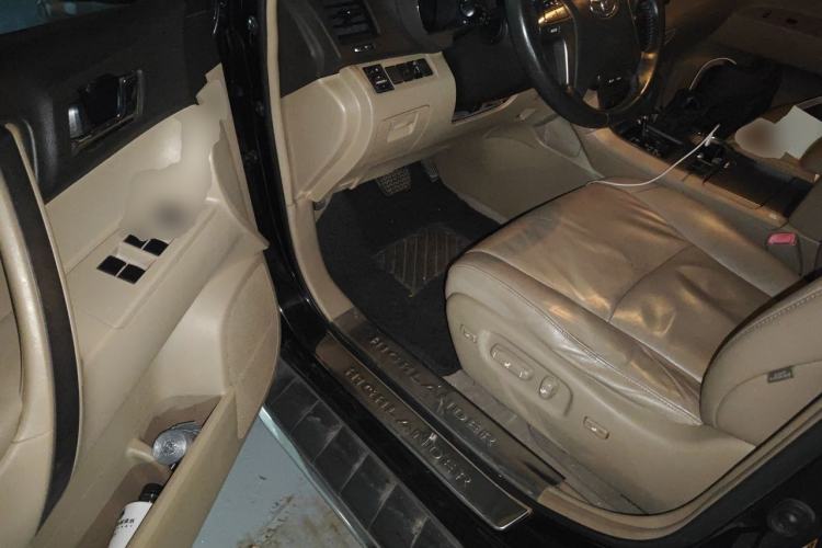 Used Toyota Highlander 2011 2.7L Two-Wheel Drive 7-Seater Luxury Edition Driver Seat