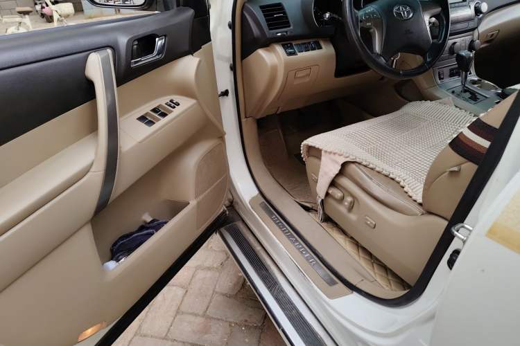 Used Toyota Highlander 2011 2.7L Two-Wheel Drive 5-Seater Sport Edition Driver Seat