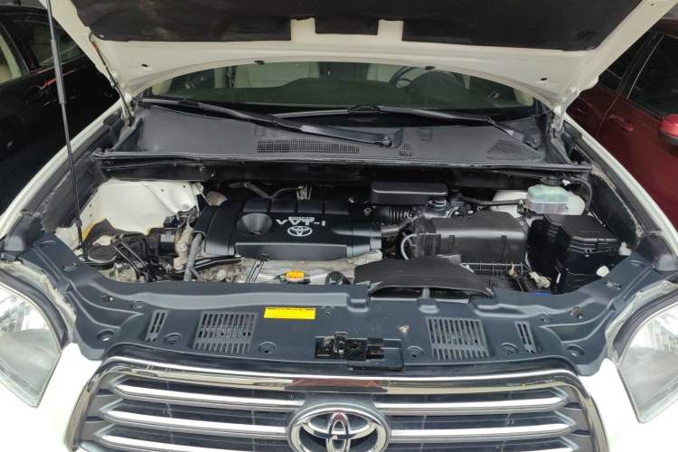 Used Toyota Highlander 2011 2.7L Two-Wheel Drive 5-Seater Sport Edition Engine Bay
