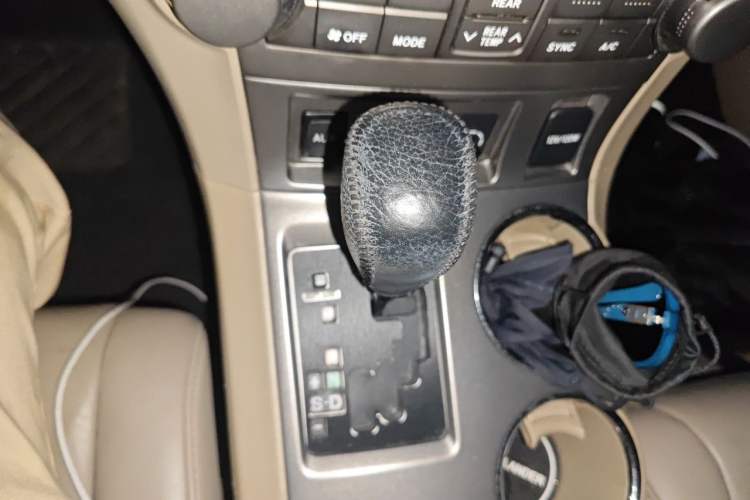 Used Toyota Highlander 2011 2.7L Two-Wheel Drive 7-Seater Luxury Edition Gear Lever