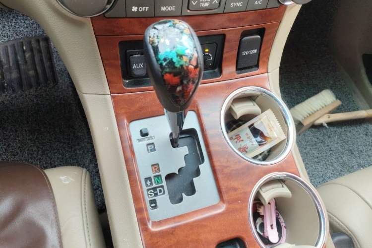 Used Toyota Highlander 2011 2.7L Two-Wheel Drive 7-Seater Supreme Edition Gear Lever