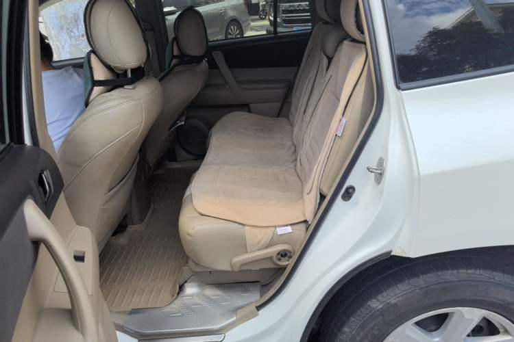 Used Toyota Highlander 2011 2.7L Two-Wheel Drive 5-Seater Elite Edition Left Rear Seat