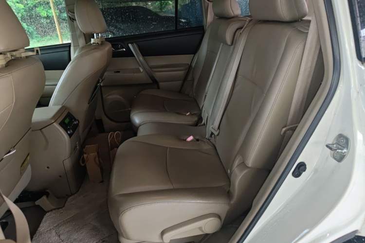Used Toyota Highlander 2011 2.7L Two-Wheel Drive 7-Seater Luxury Edition Left Rear Seat