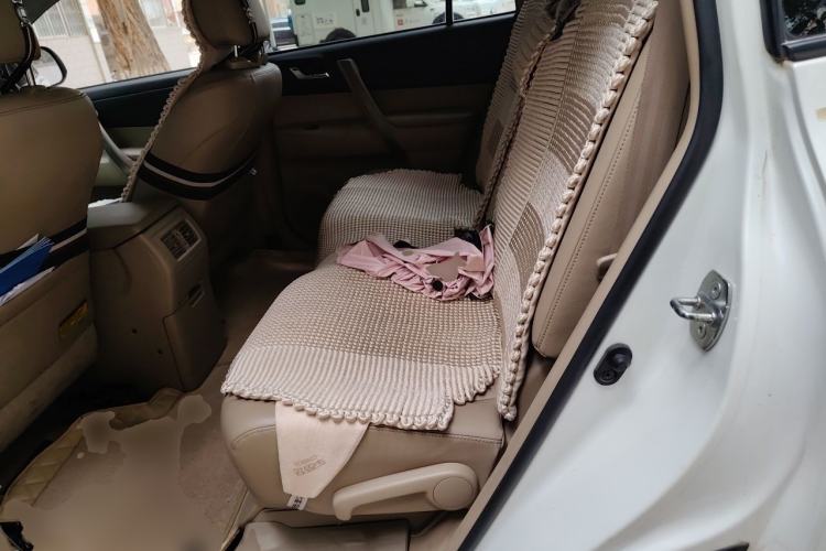 Used Toyota Highlander 2011 2.7L Two-Wheel Drive 5-Seater Sport Edition Left Rear Seat