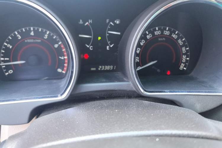Used Toyota Highlander 2011 2.7L Two-Wheel Drive 5-Seater Elite Edition Odometer Close Up