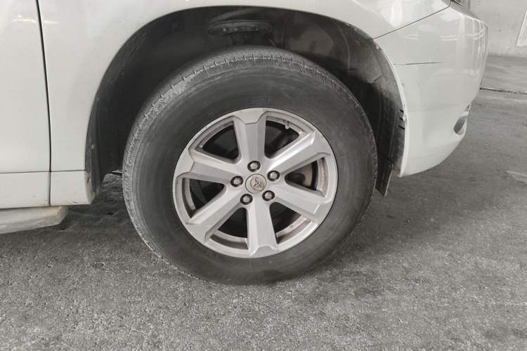 Used Toyota Highlander 2011 2.7L Two-Wheel Drive 7-Seater Elite Edition Right Front Wheel Hub