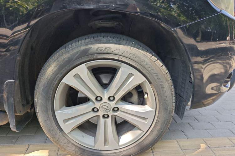 Used Toyota Highlander 2011 2.7L Two-Wheel Drive 7-Seater Luxury Edition Right Front Wheel Hub