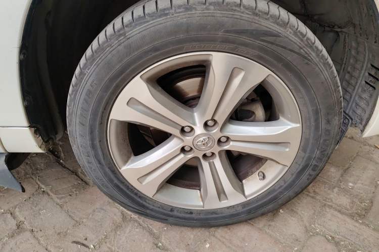 Used Toyota Highlander 2011 2.7L Two-Wheel Drive 5-Seater Sport Edition Right Front Wheel Hub
