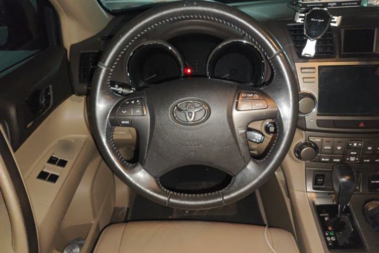 Used Toyota Highlander 2011 2.7L Two-Wheel Drive 7-Seater Luxury Edition Steering Wheel