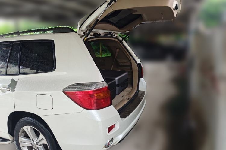 Used Toyota Highlander 2011 2.7L Two-Wheel Drive 7-Seater Luxury Edition Trunk