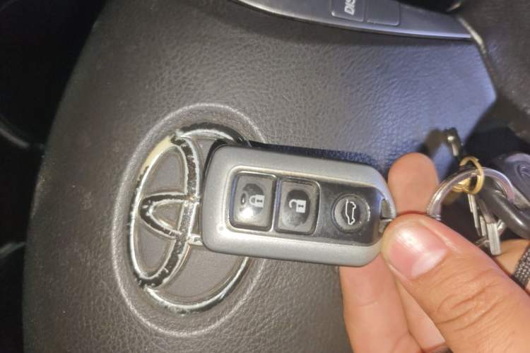 Used Toyota Highlander 2011 2.7L Two-Wheel Drive 7-Seater Luxury Edition Vehicle Key