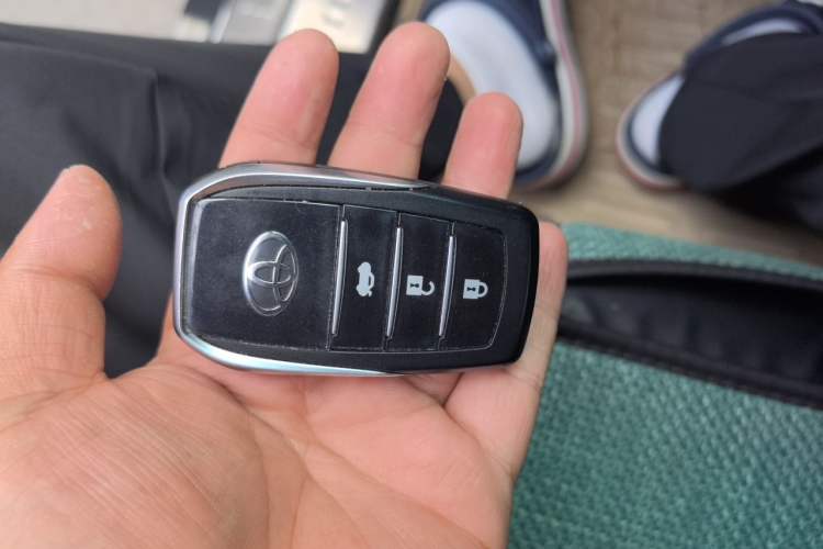 Used Toyota Highlander 2011 2.7L Two-Wheel Drive 5-Seater Elite Edition Vehicle Key