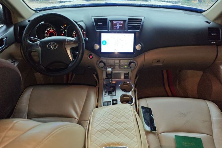 Used Toyota Highlander 2011 2.7L Two-Wheel Drive 7-Seater Luxury Edition Center Console