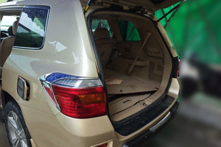 Used Toyota Highlander 2011 2.7L Two-Wheel Drive 7-Seater Luxury Edition Trunk