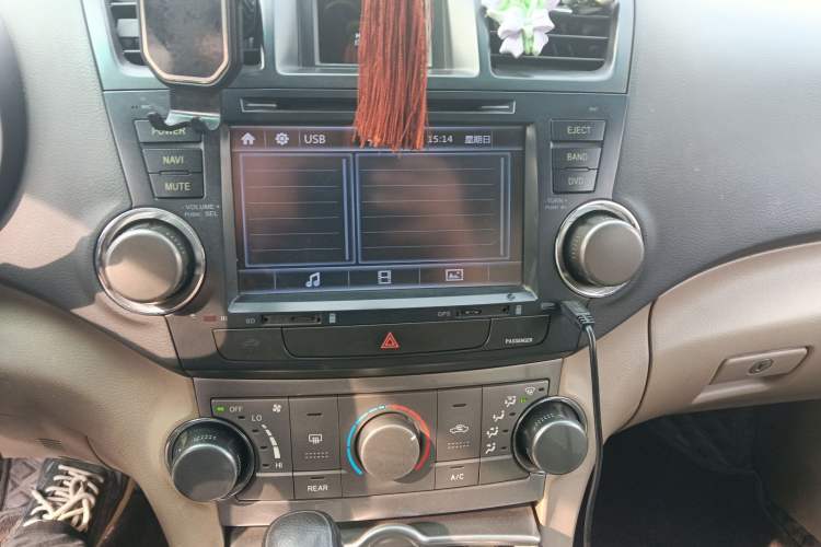 Used Toyota Highlander 2012 2.7L Two-Wheel Drive 7-Seater Elite Edition Audio And AC Panel