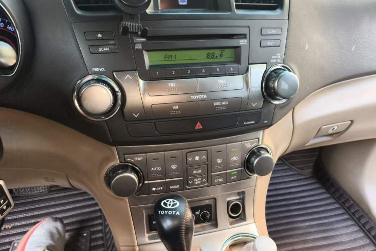 Used Toyota Highlander 2012 2.7L Two-Wheel Drive 7-Seater Luxury Edition Audio And AC Panel