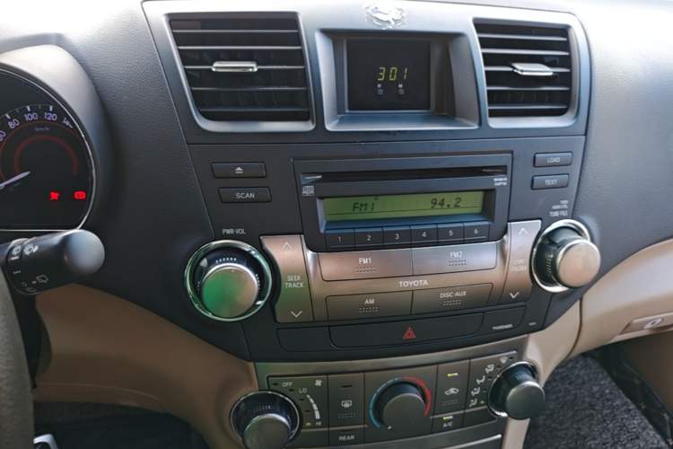 Used Toyota Highlander 2012 2.7L Two-Wheel Drive 7-Seater Elite Edition Audio And AC Panel