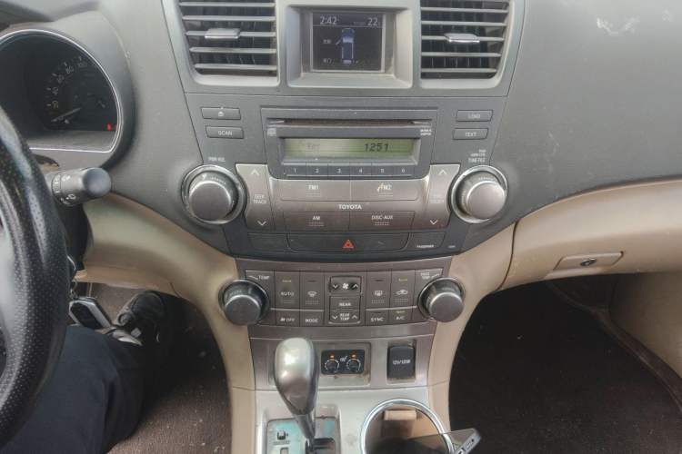 Used Toyota Highlander 2012 2.7L Two-Wheel Drive 7-Seater Luxury Edition Audio And AC Panel