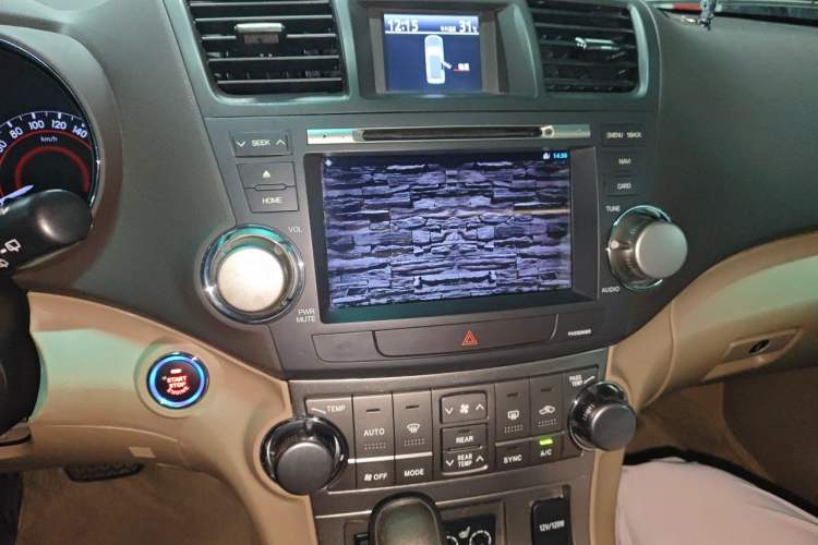 Used Toyota Highlander 2012 2.7L Two-Wheel Drive 7-Seater Luxury Edition Audio And AC Panel